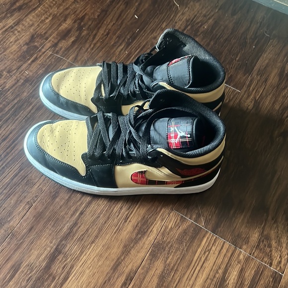 Jordan 1 Mid Size 10 - Good condition Normal wear - Picture 2 of 4